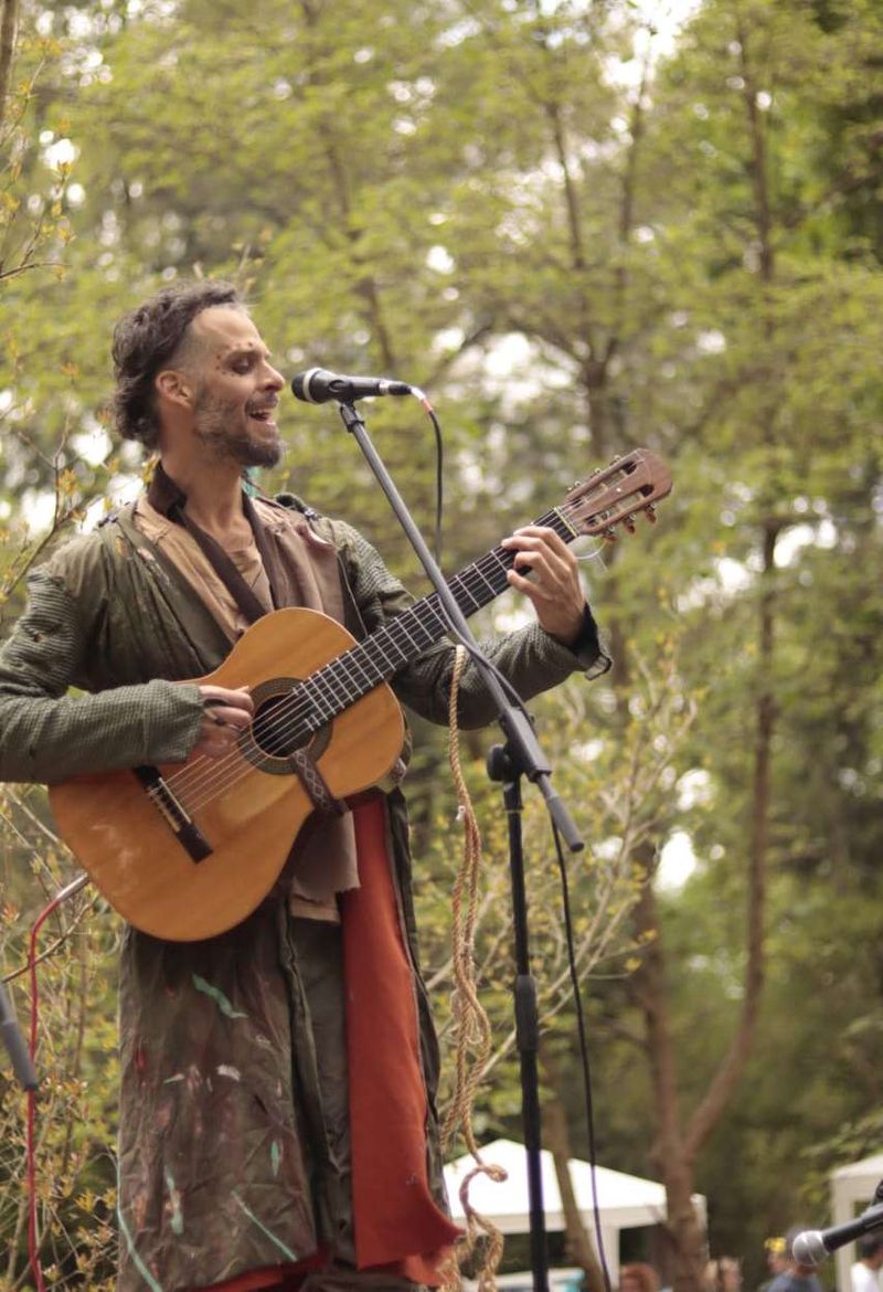 Hernán Onírico tocando en el bosque